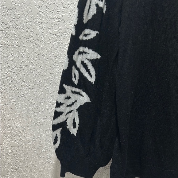 Chico's Black Sweater with White Leaf Pattern size 3 GUC - Picture 4 of 8